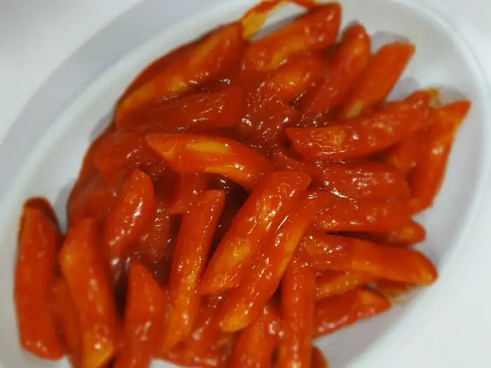 접시에 담긴 떡볶이 클로즈업 사진