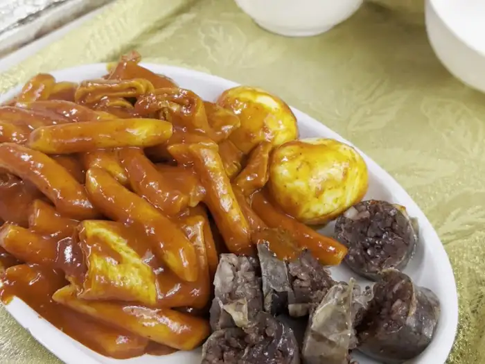 다양한 곁들임 메뉴와 함께 나온 떡볶이 사진