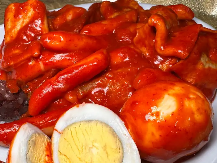 다양한 곁들임 메뉴와 함께 나온 떡볶이 사진