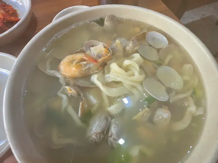 바지락 칼국수 한 그릇 모습