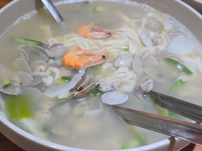 바지락 칼국수 면발과 바지락 모습