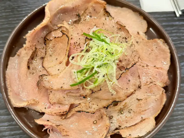 얇게 썬 돼지고기와 파채가 겹겹이 쌓인 수육 요리.