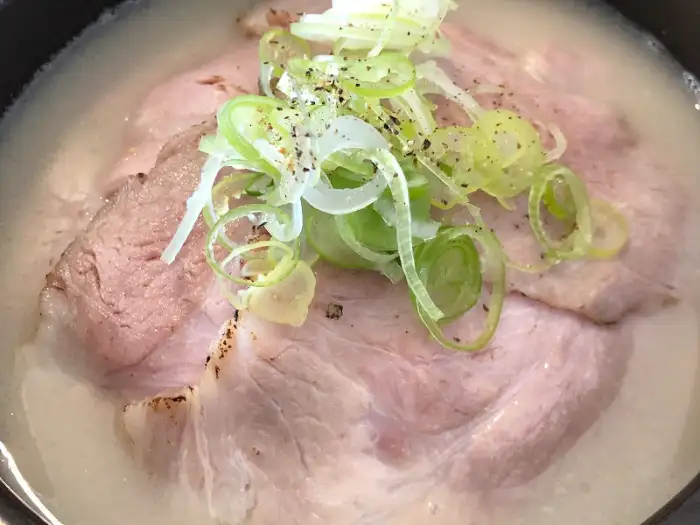 진한 국물 속에서 보이는 돼지곰탕의 고기 부분.