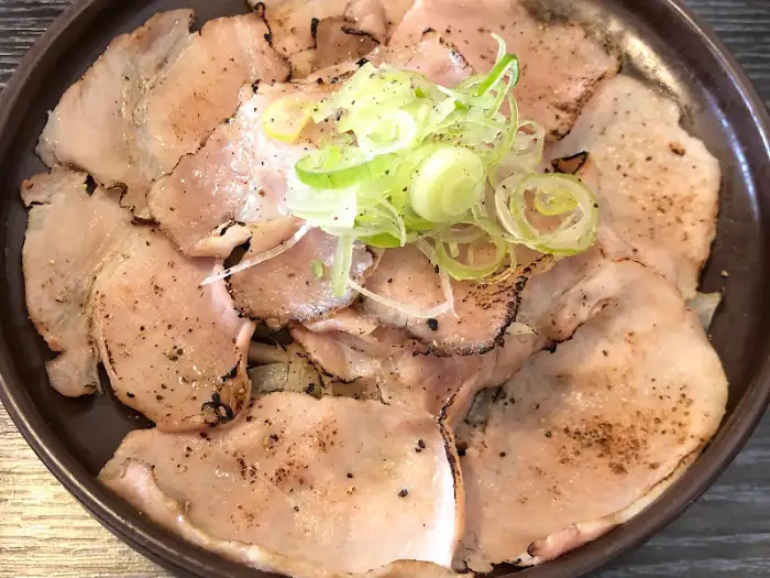 수육 접시의 또 다른 각도. 파채와 고기의 조화가 돋보인다.