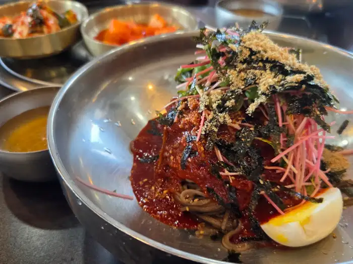 신선한 채소와 메밀면의 조화로운 막국수
