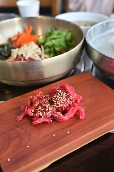 신선한 육회와 채소가 어우러진 비빔밥 재료
