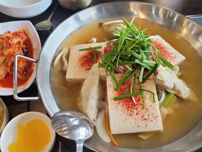 국물 요리와 곁들여진 김치와 반찬