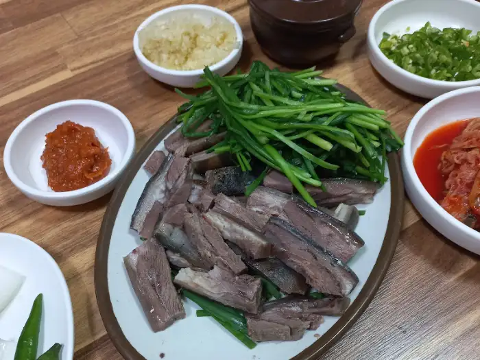 흑염소 수육 한 접시