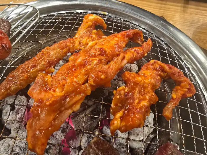매콤한 양념이 버무려진 닭목살이 숯불 위에서 구워지고 있다.