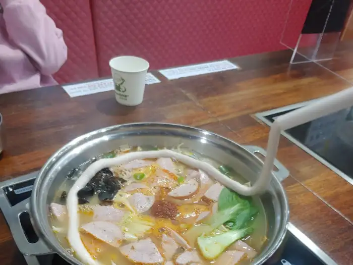 테이블 세팅된 부대찌개