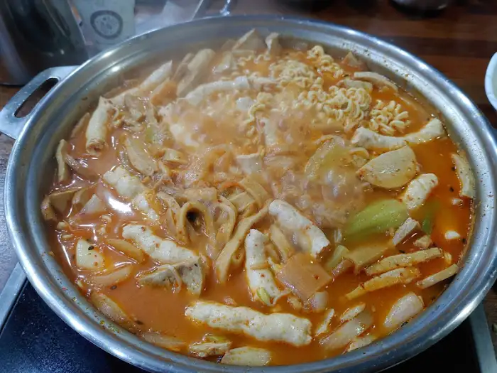 부대찌개에 라면사리 추가