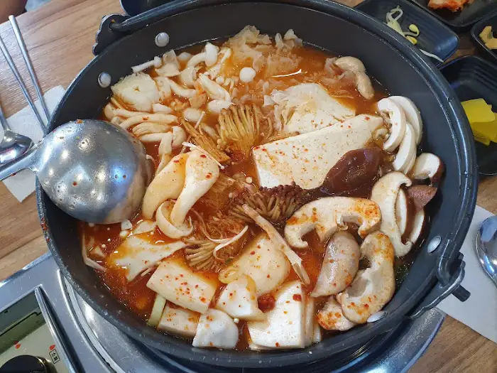 버섯 부대찌개 속 재료