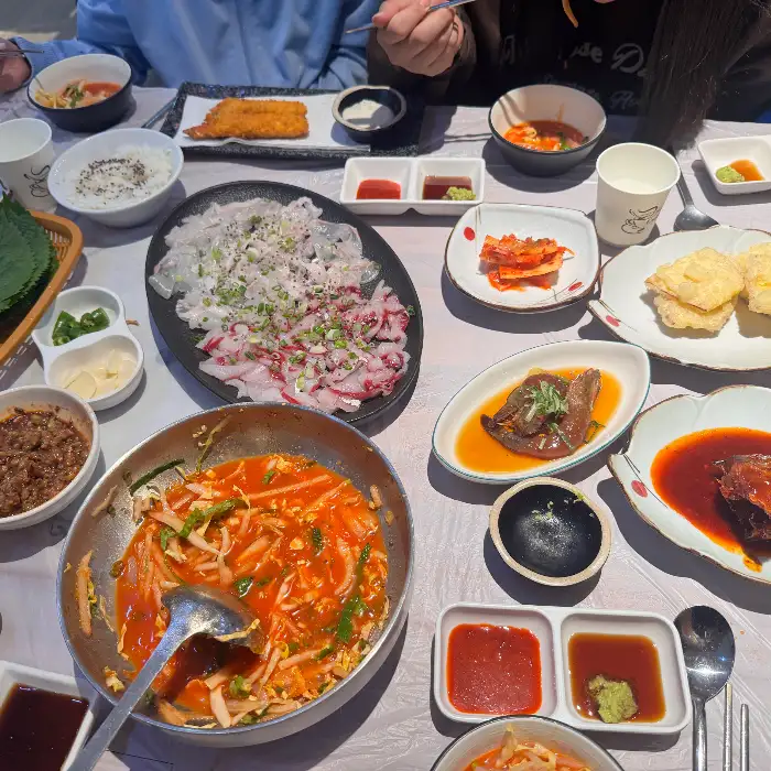 테이블에 놓인 다양한 해산물 요리들