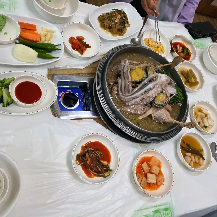 다양한 밑반찬과 함께 나온 해신탕
