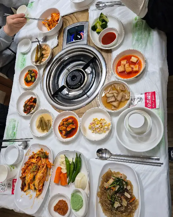 다양한 밑반찬과 김치전