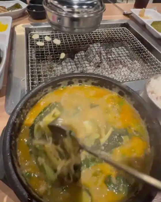 숯불 위에서 구워지는 장어