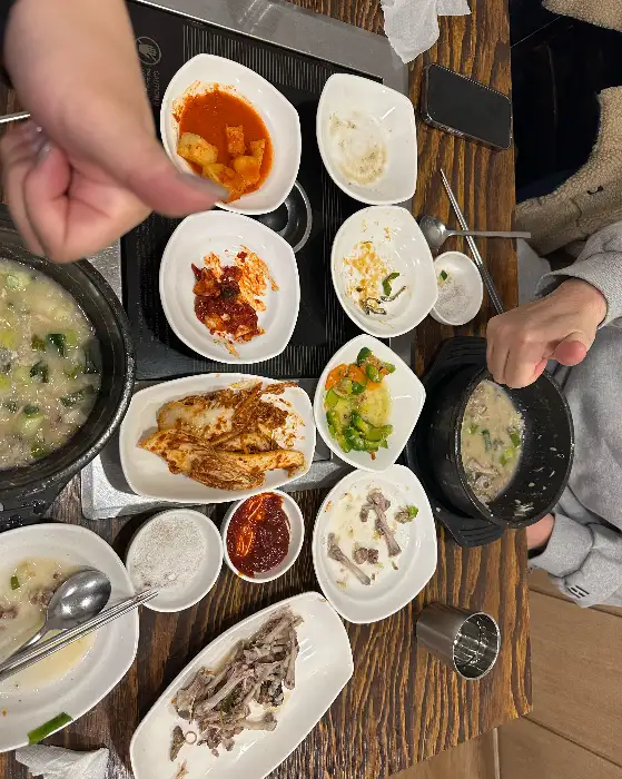 다양한 곁들임 메뉴와 메인 요리