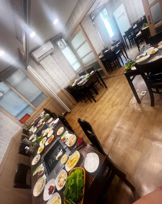 넓고 정갈한 식당 내부 모습