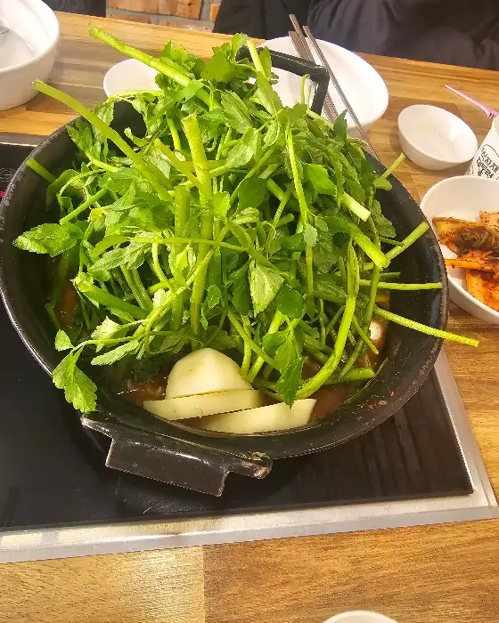 신선한 미나리와 버섯이 가득한 샤브샤브 냄비