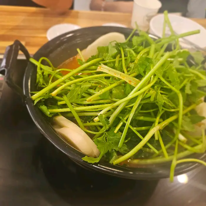 국물에 잠긴 신선한 재료들