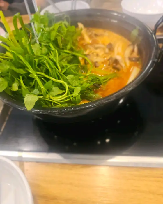 끓고 있는 칼국수 냄비의 모습