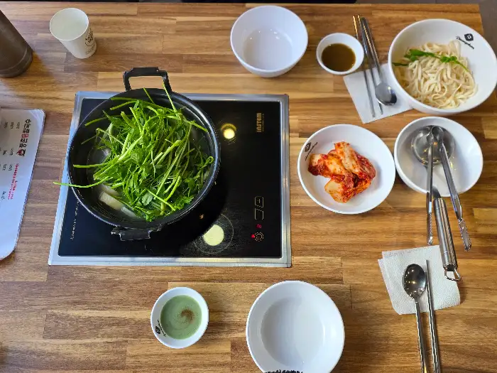 정갈하게 차려진 테이블 세팅