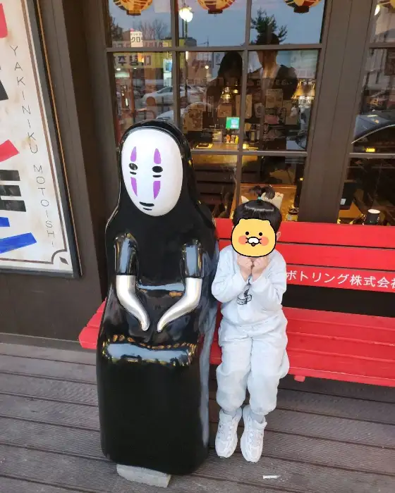 일본 애니메이션 캐릭터 조형물과 함께한 입구 앞 벤치