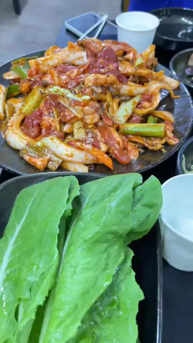 푸짐하게 차려진 양념오리구이