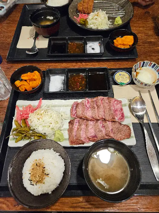 전체적으로 차려진 식사 상