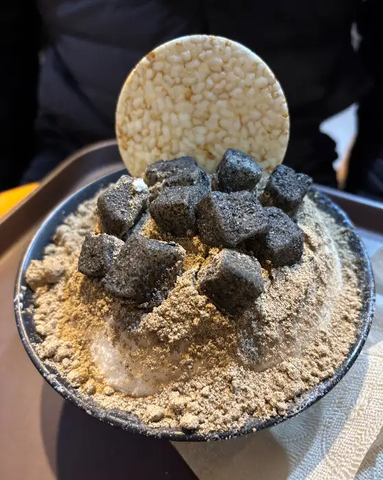 고소한 콩가루와 떡이 올라간 인절미 빙수