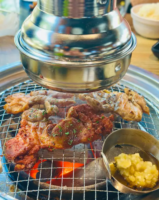 숯불 위에서 구워지는 닭갈비