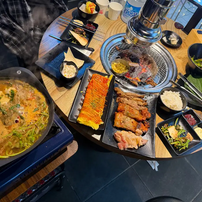 테이블에 차려진 푸짐한 식사