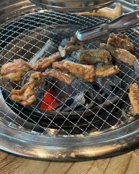 숯불 위에서 익어가는 닭갈비