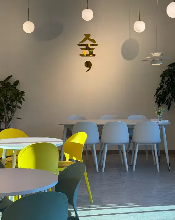 카페 내부 조명과 로고가 돋보이는 벽면