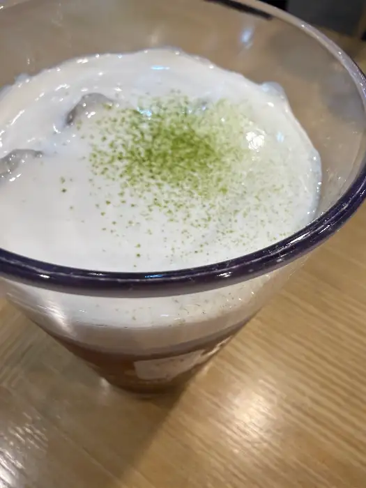 녹차 스무디 위에 뿌려진 말차 가루
