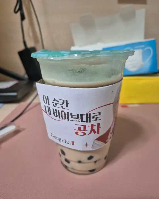 버블티 컵에 둘러진 공차 슬리브