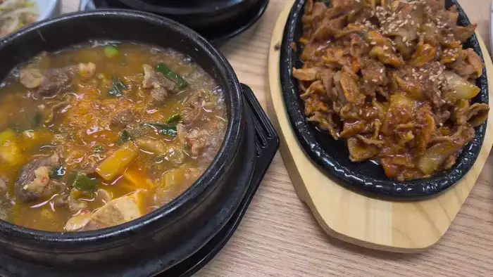 따뜻한 된장찌개와 함께 나온 제육볶음