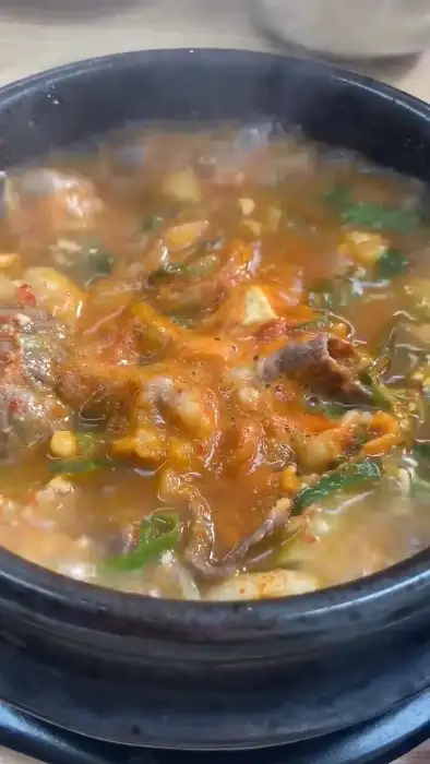 얼큰한 국물이 인상적인 찌개