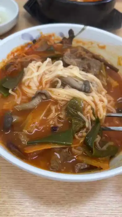 면이 들어있는 뜨끈한 국물 요리