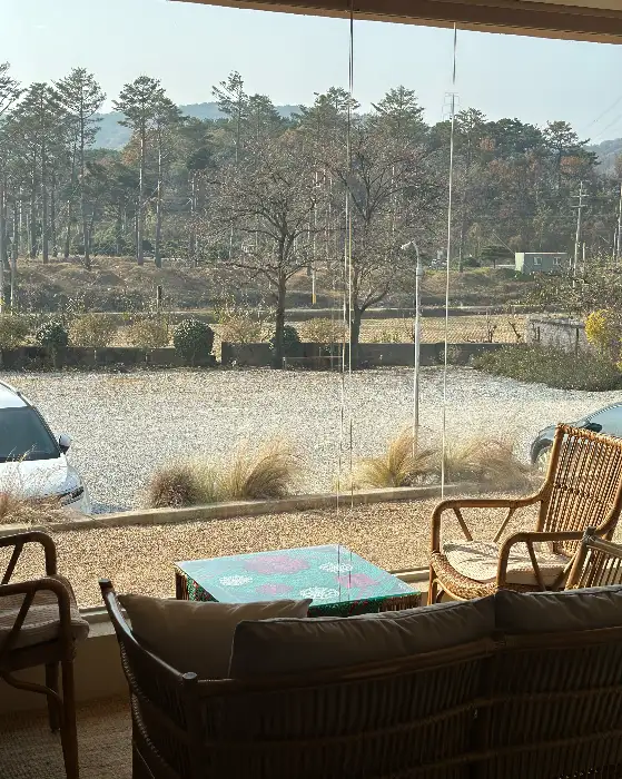 창가에서 바라본 바깥 풍경