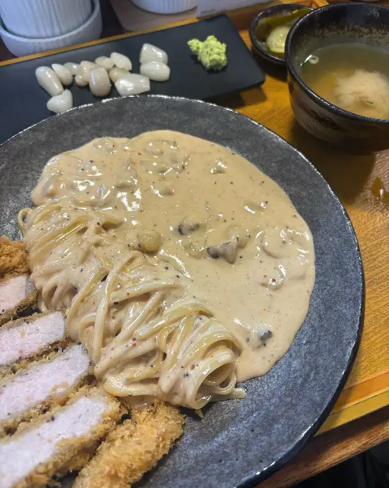 크림 파스타와 돈까스가 함께 나온 메뉴