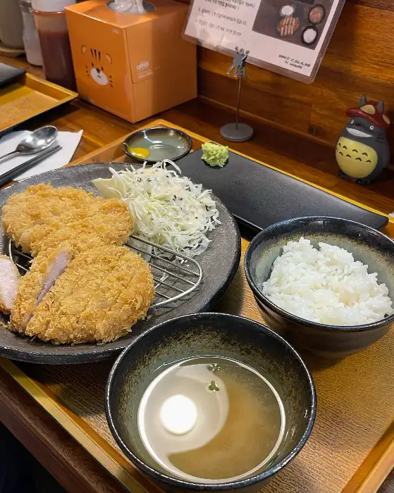 잘 차려진 돈까스 정식 구성