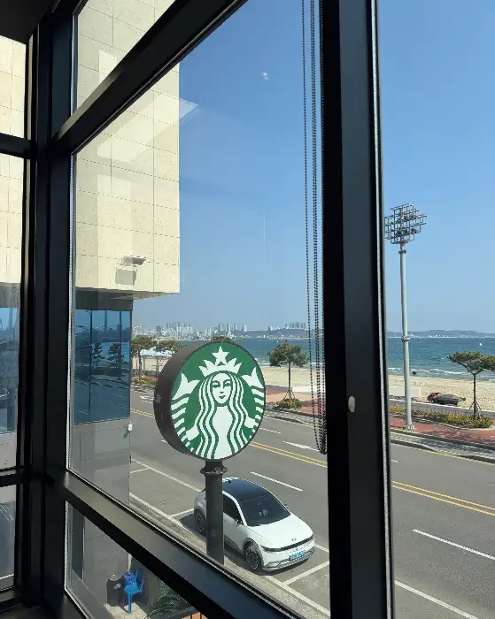 카페 외관과 로고가 보이는 풍경