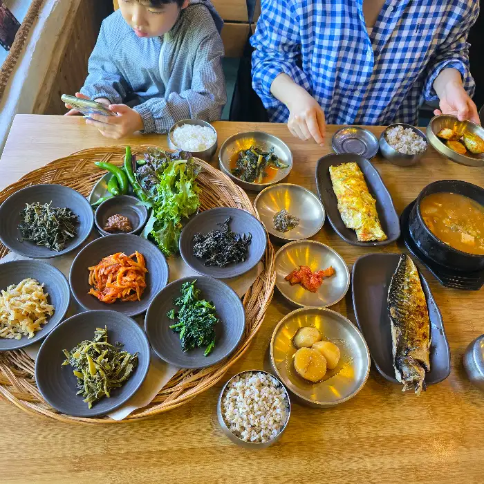 테이블에 차려진 푸짐한 한상차림
