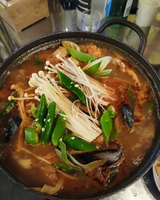 푸짐하게 끓고 있는 탕 요리