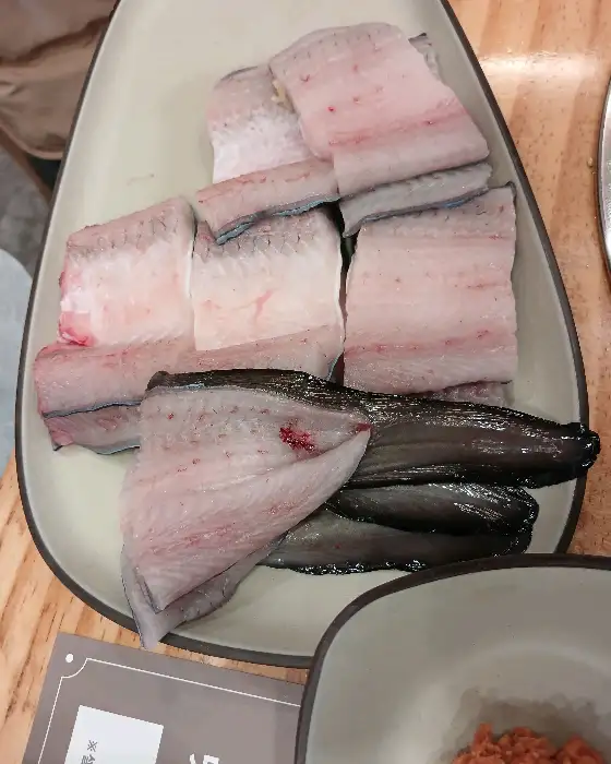 도마 위에 준비된 장어 조각들