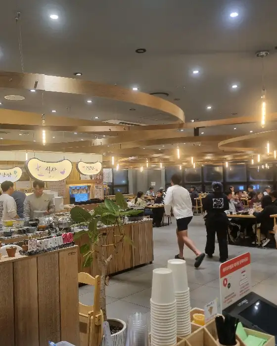 다양한 메뉴가 준비된 뷔페 공간