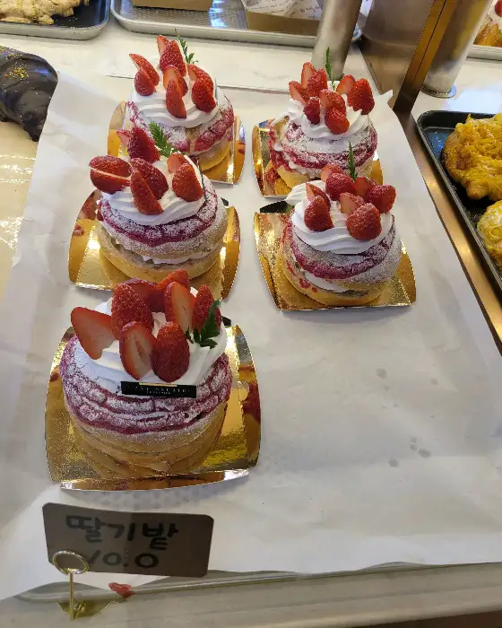 딸기로 장식된 아름다운 케이크