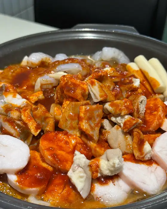 낙곱새 재료 근접 사진. 신선한 낙지와 곱창, 새우가 양념과 함께 먹음직스럽게 보인다.