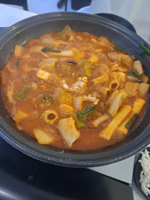 낙곱새 끓고 있는 모습. 푸짐한 재료와 양념이 어우러져 군침을 돌게 한다.